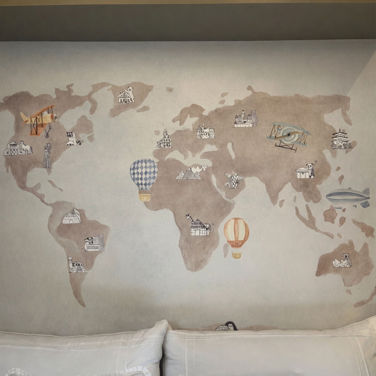 World Map mural, watercolor world map with balloons, animals and landmarks, in a decorated room – photo by @babydreamscuiaba