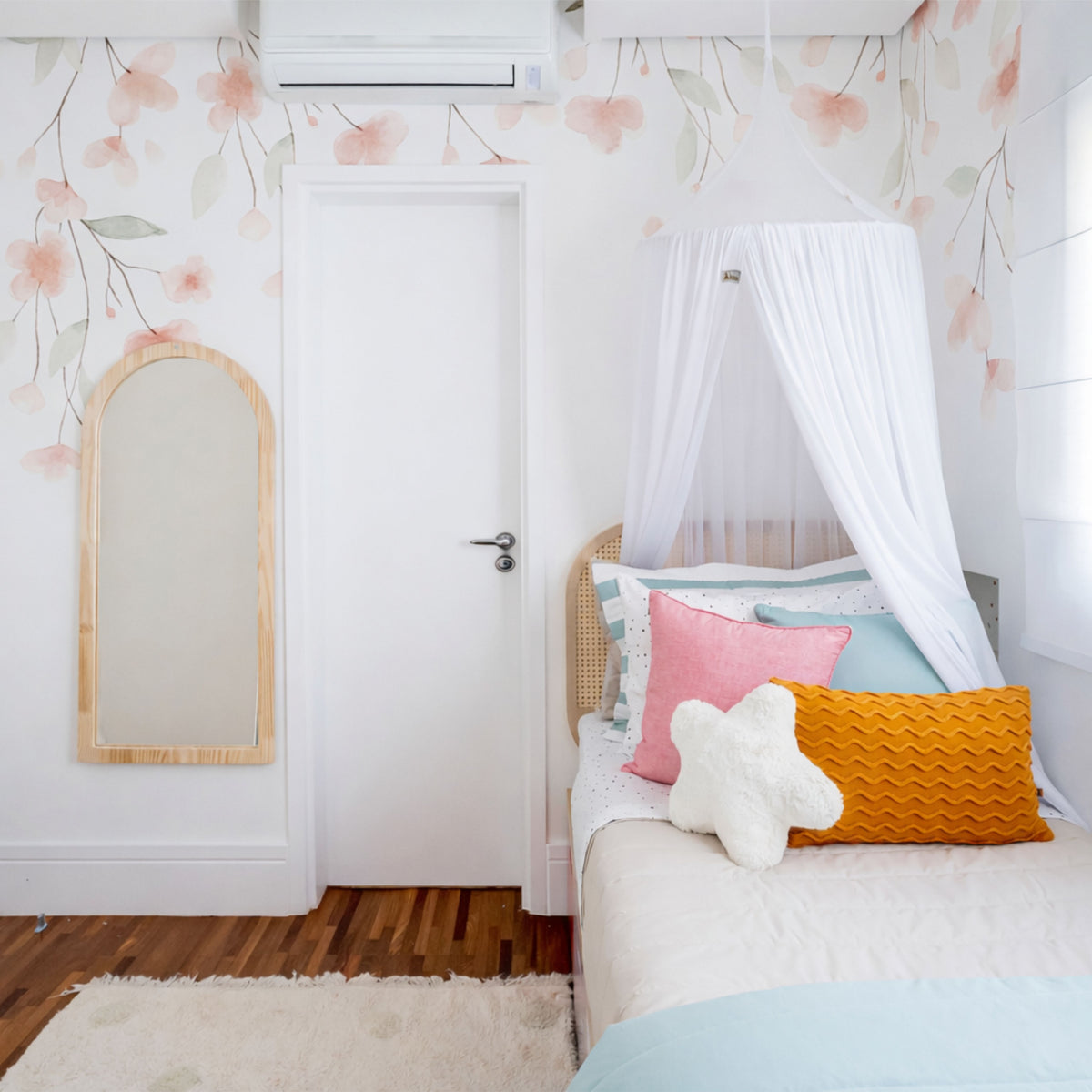 Floral mural, watercolor flowers and branches in salmon and green forming a border, in a decorated room – photo by @mininoma