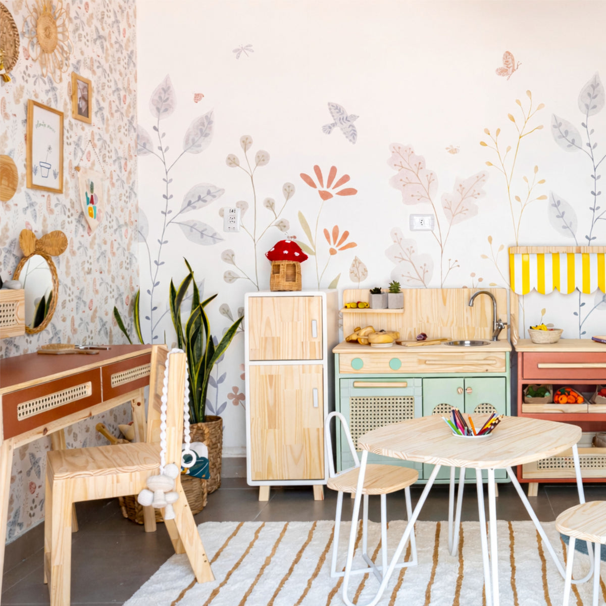 Porcelain Garden mural, watercolor flowers and foliage, in a decorated room – photos by @muskinha and @minirisca