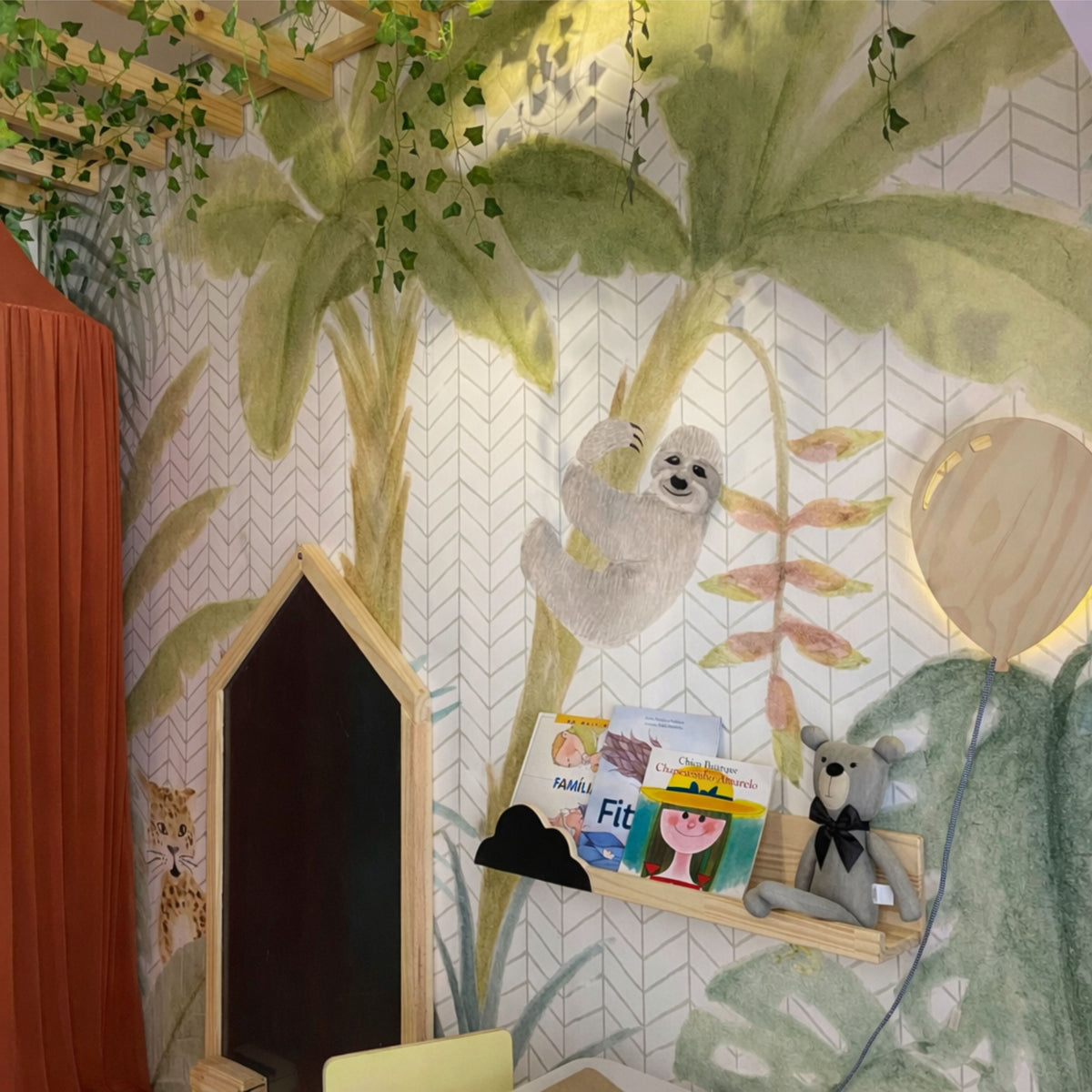 Tropical Jungle Animals mural, palm trees and jungle animals in watercolor, in a decorated room – photo by @muskinha
