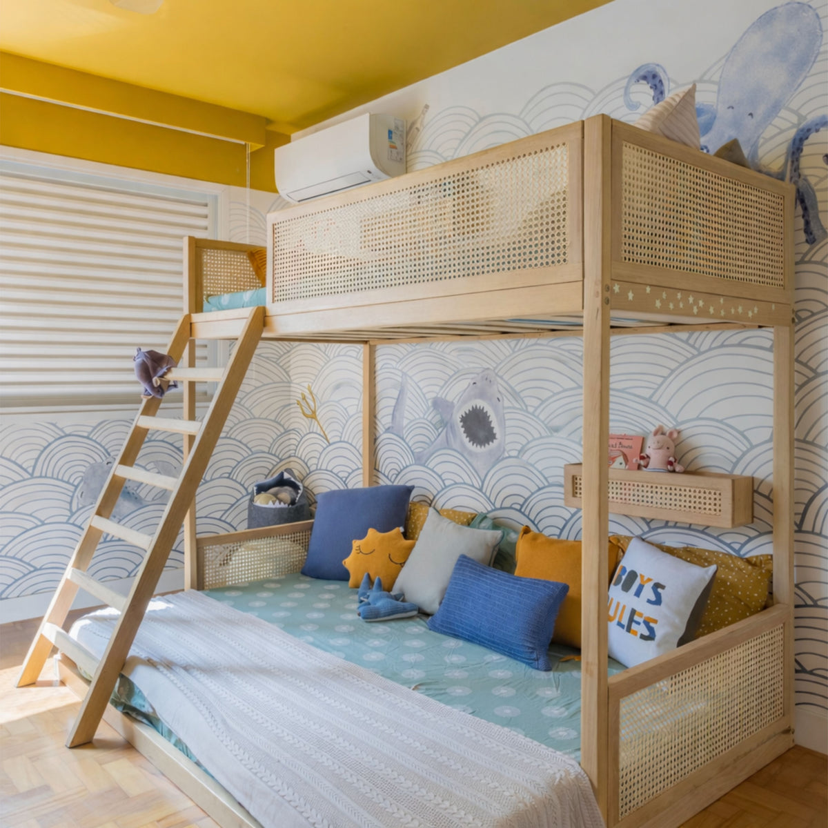 Sea Waves with Animals mural, waves with watercolor sea animals, in a decorated room – photos by @grafito.studio and @muskinha