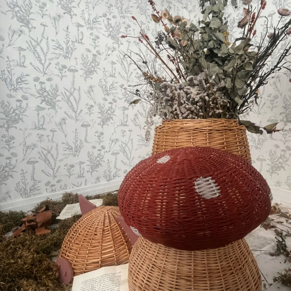 Arteo Mushrooms wallpaper, mushrooms, leaves and flowers in a vintage botanical style, in a decorated room – photo by @arteodesign
