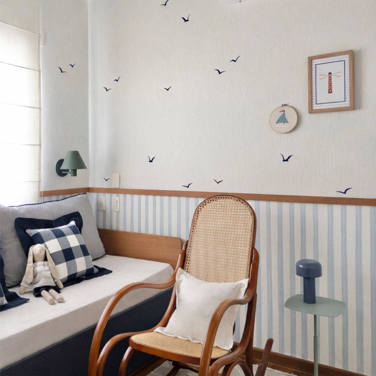 Sky with Seagulls wallpaper, blue watercolor sky with flying seagulls, in a decorated room – photo by @pingodecor