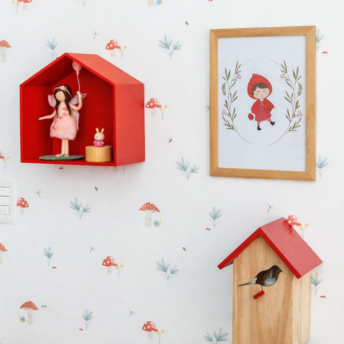 Mushrooms wallpaper, small mushrooms and insects in watercolor on an off-white background, in a decorated room – photo by @coisasdadoris