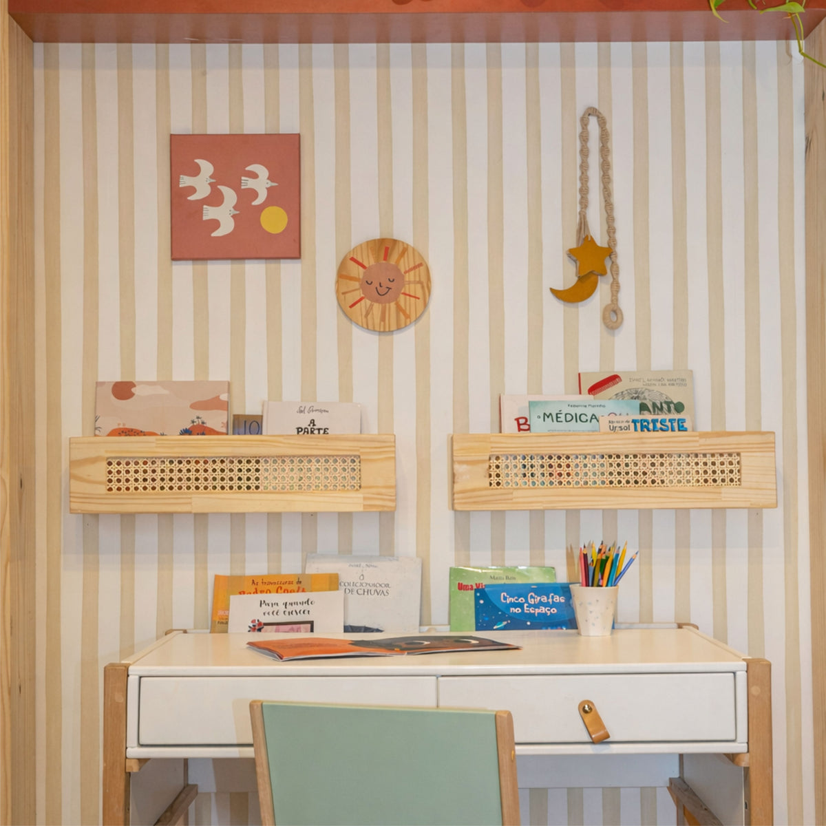 Irregular Watercolor Stripe wallpaper, watercolor stripes of different widths and tones, in a decorated room – photos by @muskinha and @pingo.decor