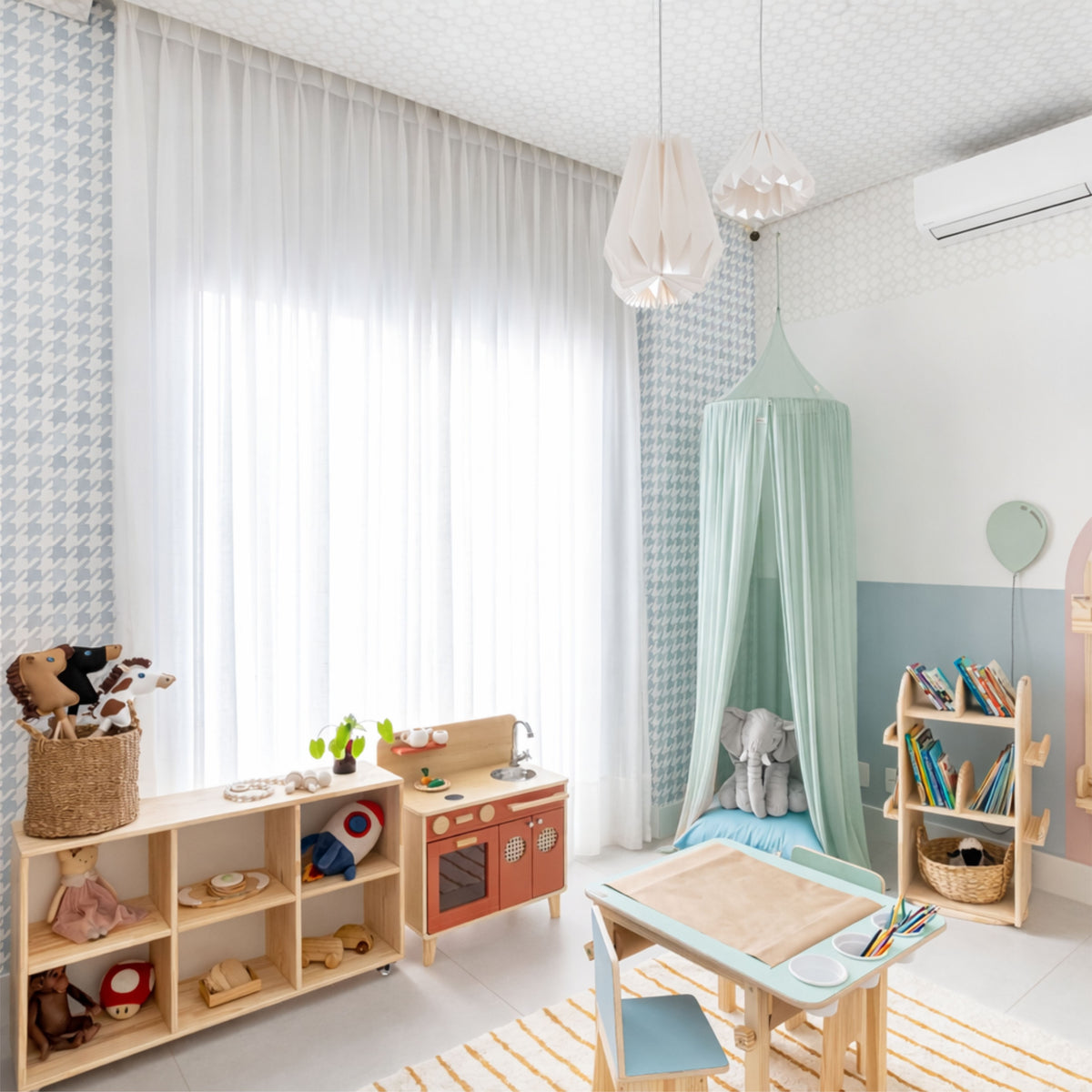 Pied de Poule Watercolor wallpaper in blue, in a decorated room – photo by @pingo.decor