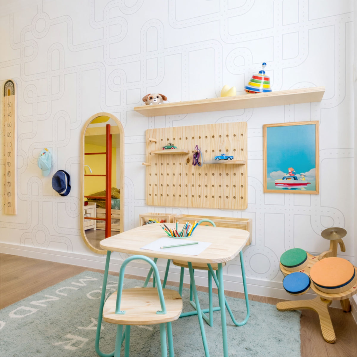 Track wallpaper, race track layout in gray tones, in a decorated room – photo by @mininoma