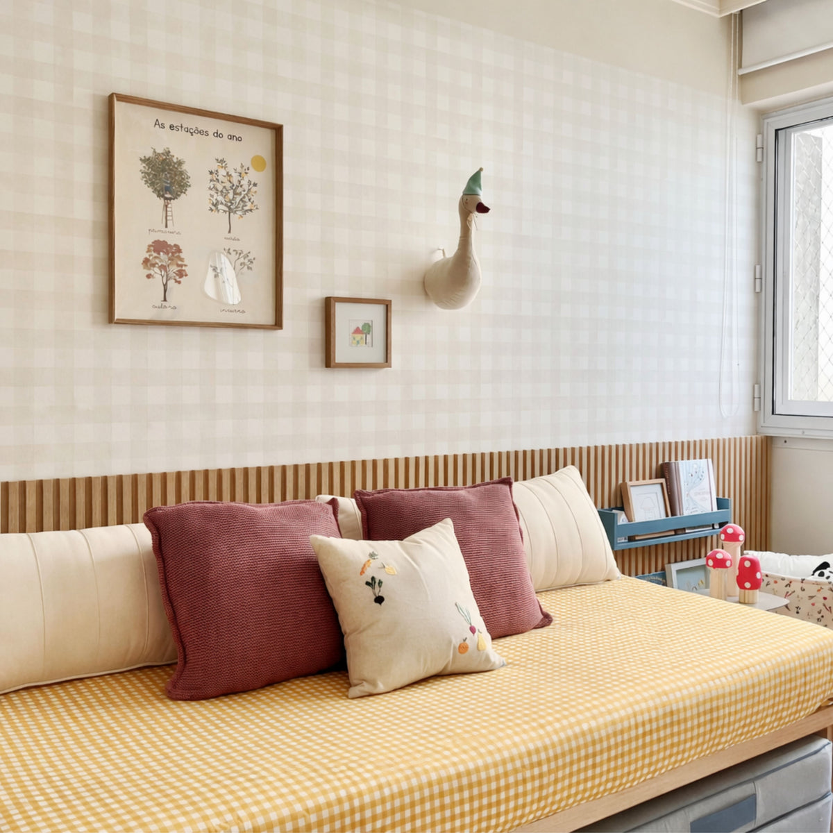 Watercolor Vichy wallpaper in blue with a soft check pattern, in a decorated room – photos by @pingo.decor and @coisasdadoris