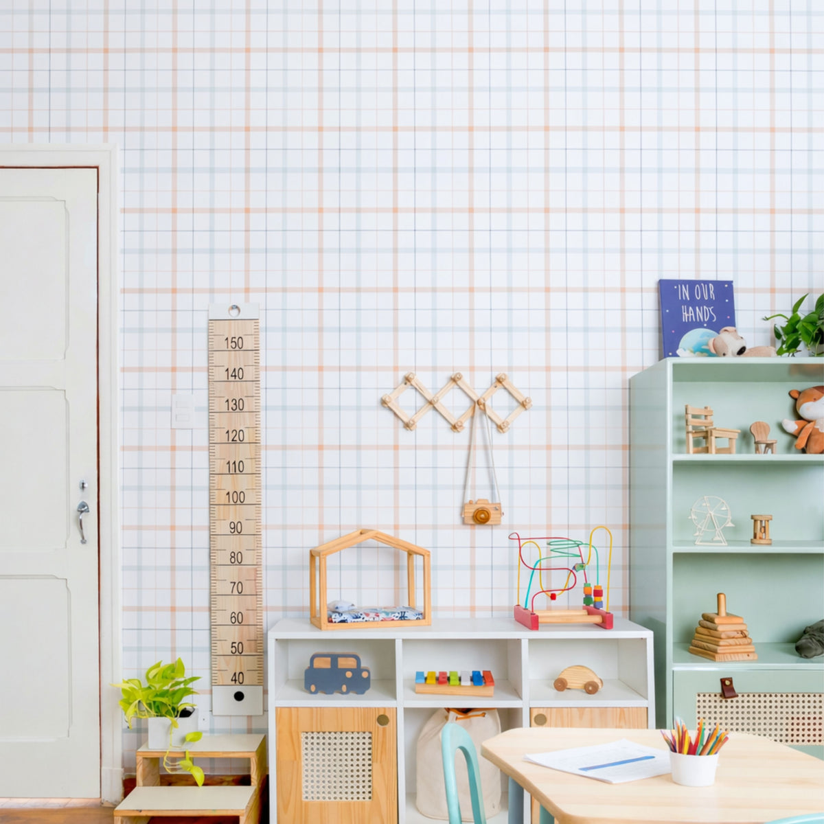 Colorful Checkered wallpaper, classic check pattern with soft colors, in a decorated room – photos by @kamartins and @muskinha