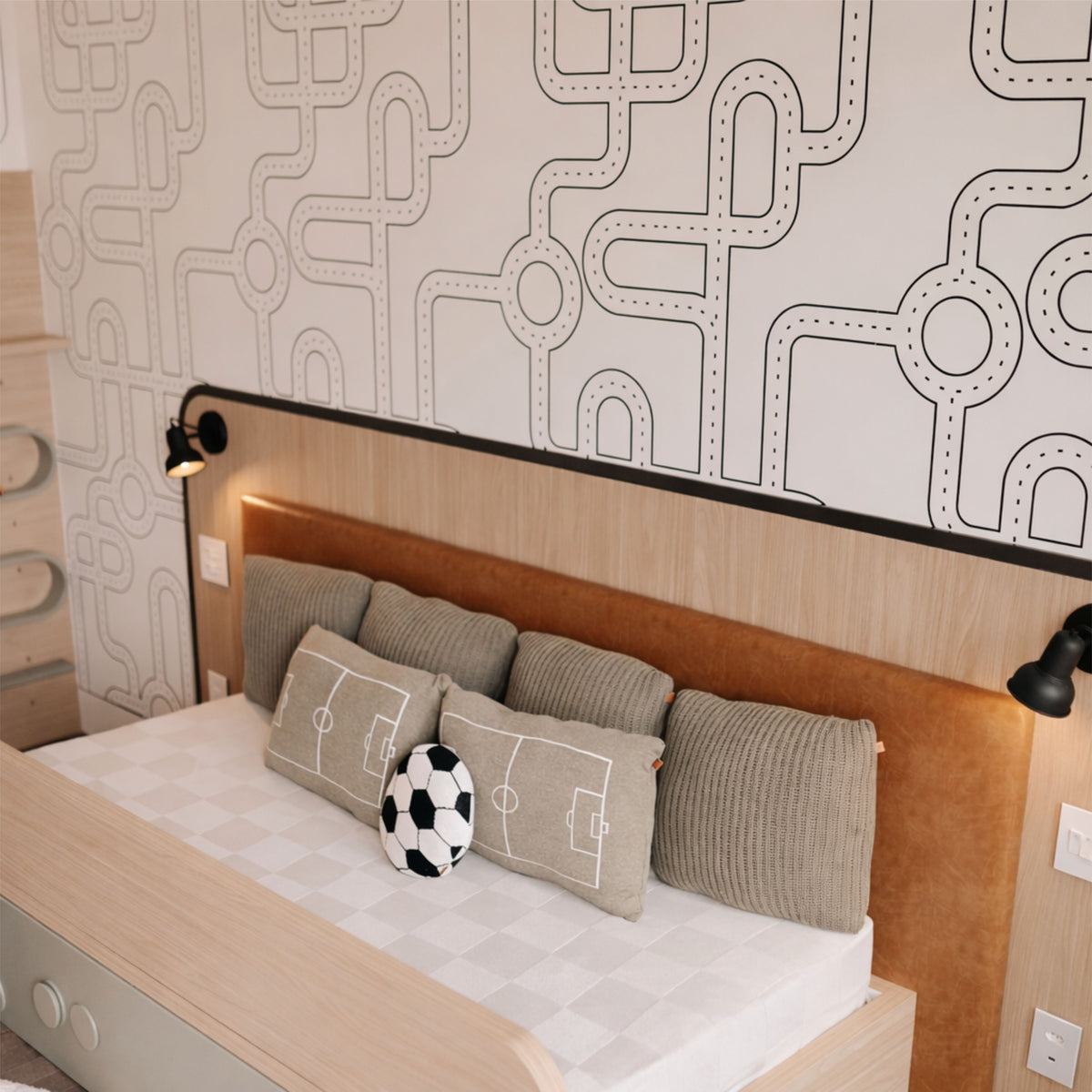 Track wallpaper, race track layout in gray tones, in a decorated room – photo by @sorellekids