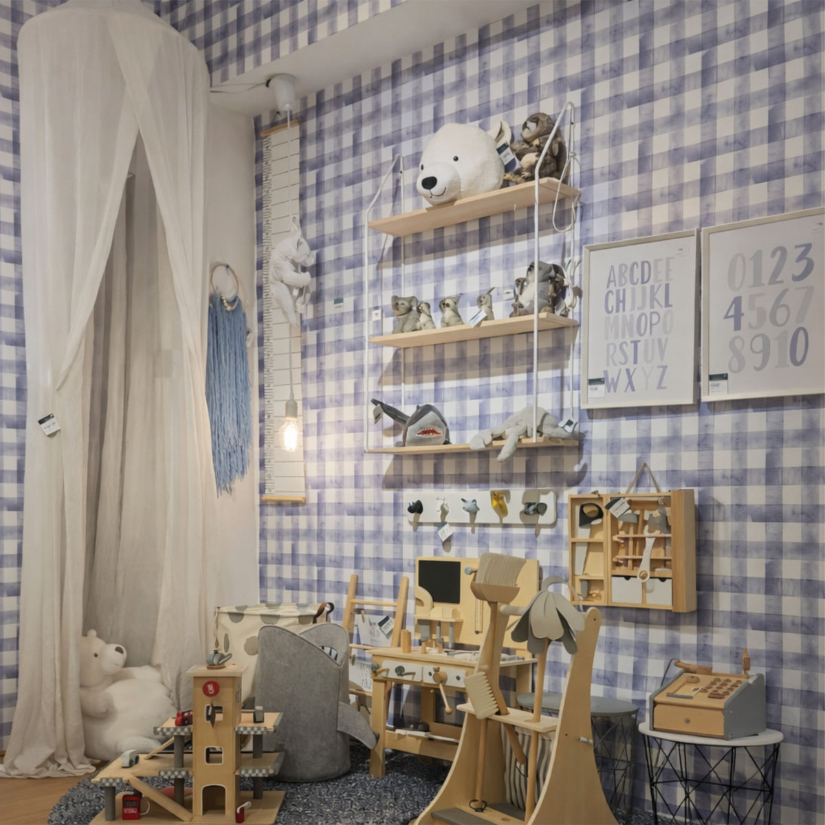 Watercolor Vichy wallpaper in blue with a soft check pattern, in a decorated room – photo by @modalibaby